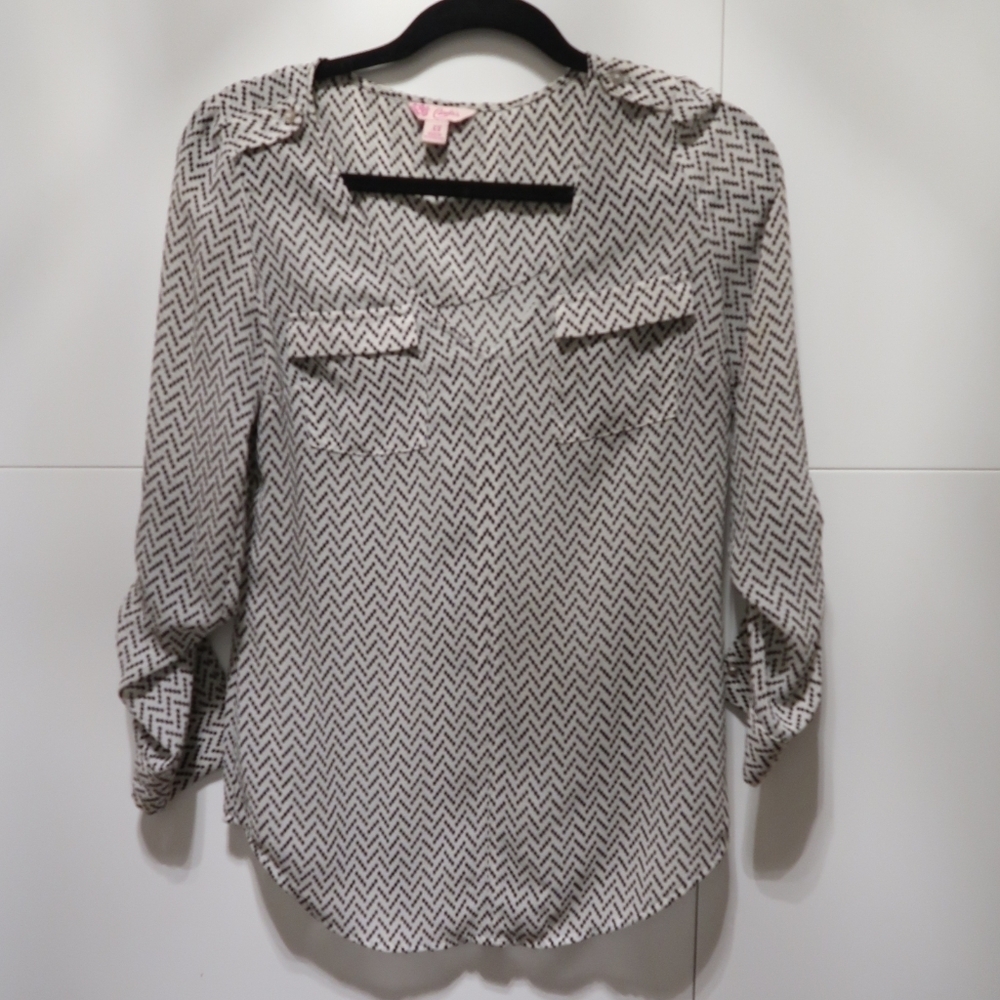 Candie's Black White Geometric V Neck Blouse Career Top XS - Picture 6 of 6